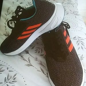 Adidas Woman sports shoe very comfortable